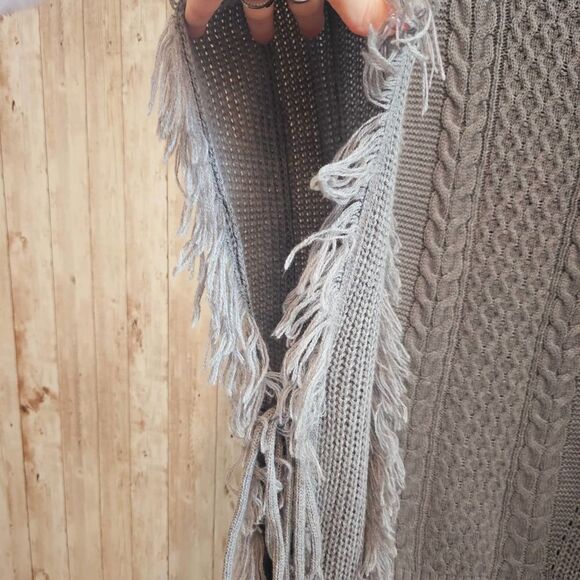 New York and Company gray poncho - Picture 5 of 9